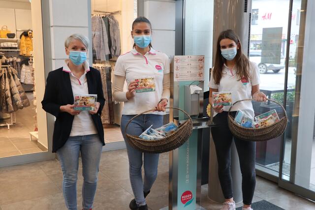 Sicherheit wird in der Rosenarcade Tulln großgeschrieben: Sabine Riederer vom Rosenarcade-Team und die fleißigen Promotorinnen Hana und Agnes bei der Verteilaktion der Rosenarcade-Hygienesets am 12. November. | Foto: Rosenarcade Tulln