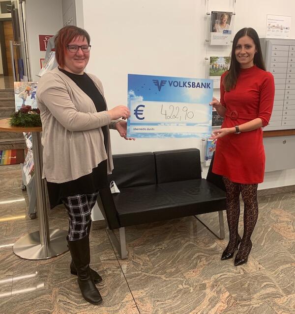 Melanie Faustmann überreichte der Gewinnerin den Scheck.