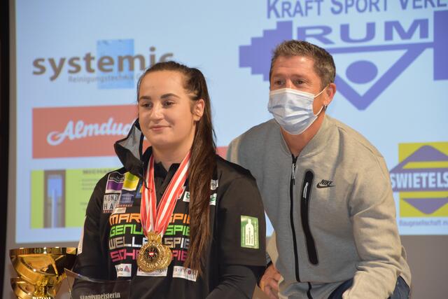 Sarah Fischer mit dem Nike Sponsor Vertreter Jürgen Borkenstein.
Foto: Conny Högg