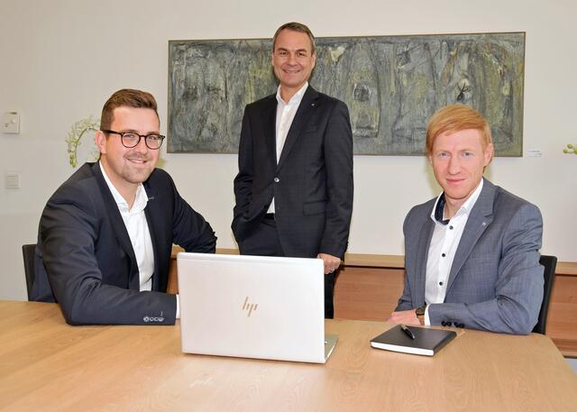 Manuel Haitzinger, Direktor Joachim Knoglinger und  Martin Rebhann. | Foto: Raiffeisenbank 