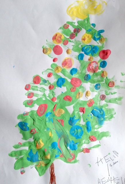 Helin (4 Jahre alt) hat uns einen Weihnachtsbaum im impressionistischen Stil gemalt.
