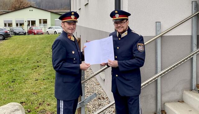 Bezirkspolizeikommandant Franz-Kurt Grabenhofer gratuliert dem frischgebackenem PI-Kommandanten Martin Stehr.