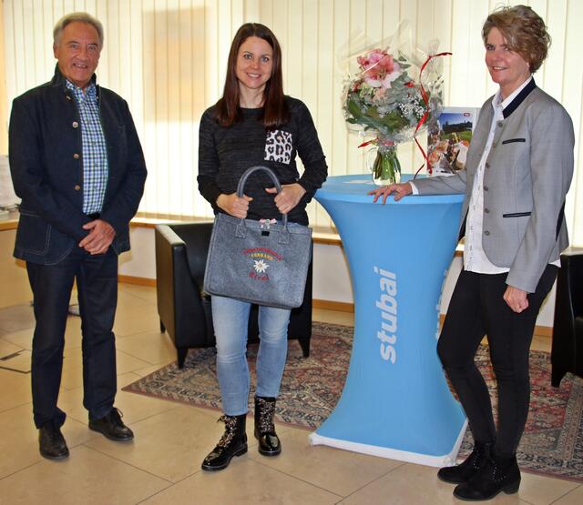 Die 1.000ste Absolventin der Vermieterakademie, Petra Fuetsch, mit dem ehemaligen Obmann Sepp Rettenbacher und Rebecca Hitchcock vom TVB Stubai | Foto: TVB Stubai