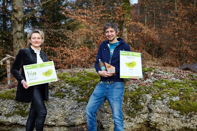 Die Obfrau von Bio- Austria Gerti Grabmann überreichte die Auszeichnung an Pedacola-Erfinder und Betreiber Peter Leitner.  | Foto: Roland Leitner