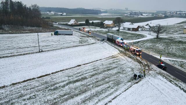 Auf der Schneefahrbahn auf der B156 kam es heute morgen zu einer Kollision zwischen einem Pkw und einem Lkw.  | Foto: Daniel Scharinger