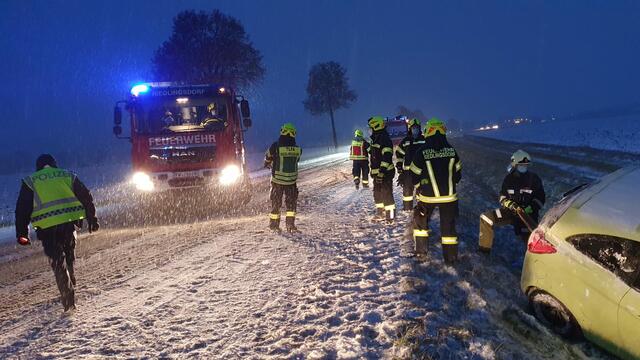 10 Mann der FF-Riedlingsdorf führten die Bergung des Pkw durch.