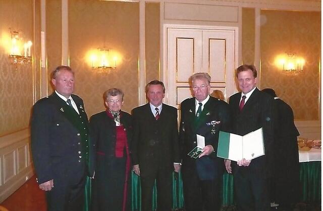 Bernhard Kaiser bei der Überreichung des Goldenen Ehrenzeichens | Foto: Land Steiermark