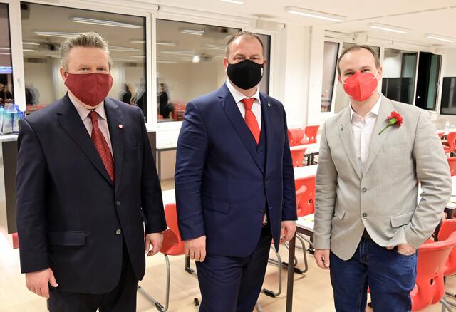 Von links nach rechts zu sehen sind Bürgermeister Michael Ludwig, Bezirksvorsteher Alexander Nikolai und Bezirksvorsteherstellvertreter Christoph Zich