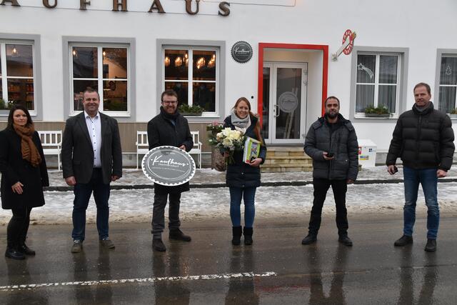 Die Gemeindevertretung gratulierte ebenfalls zur Eröffnung: Maria Gollacz-Kristaloczi, Bgm. Gerhard Klepits, Ronald Gollatz, Anna Malinovic, Vizebgm. Roman Hörist und Wolfgang Muhr | Foto: Michael Strini