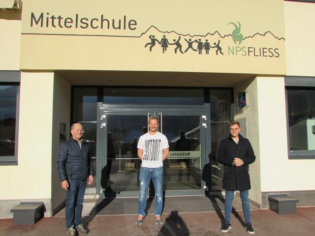 Direktor Herbert Wackernell, Tobias Hauser und Johannes Tilg initiieren einen virtuellen Rundgang durch die MS-Fließ.