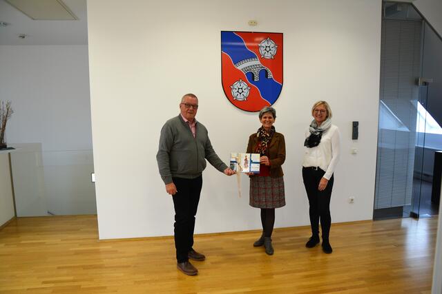 OSR Dir. Christine Deutsch-Bloder, Bgm. Rupert Fleischhacker, Amtsleiterin Sonja Strempfl