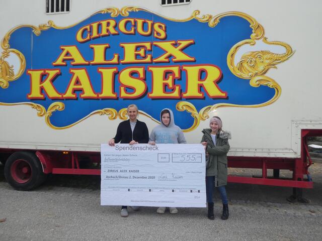 Leni Kaiser aus Aschach durfte den Scheck über 555 Euro an Jasmin Kaiser vom Zirkus Alex Kaiser überreichen.