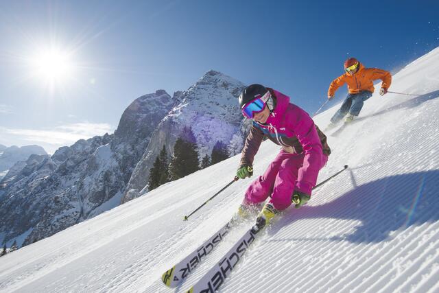 Bei den Bezirksblättern gibt es Saisonkarten für die Skiregion Dachstein West zu gewinnen.