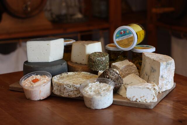 Bio-Ziegenkäse in großer Vielfalt gibt es etwa in Ostermiething beim Ettenauer Ziegenhof. | Foto: Ettenauer Ziegenhof