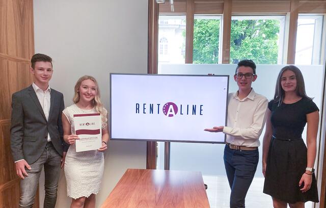 Das Siegerteam stellt ihre Idee von "Rent-A-Line" vor. Ingo Gotthalmseder, Laura Roider, David Gollackner und
Laura Kaltenegger. | Foto: BHAK 1