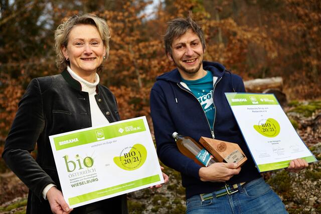 Die Obfrau von Bio- Austria Gerti Grabmann überreichte die Auszeichnung an Pedacola-Erfinder und Betreiber Peter Leitner.