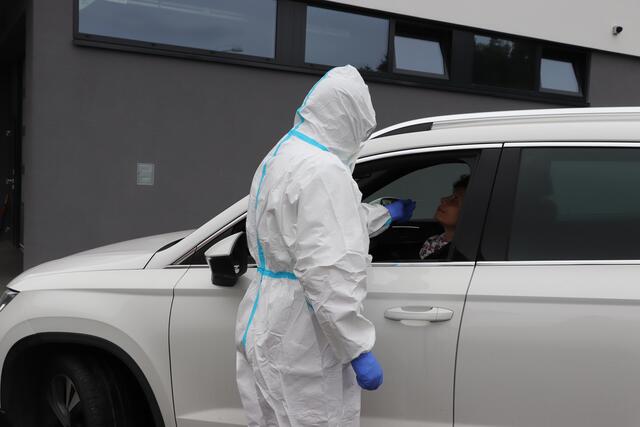 Zu den behördlich angeordneten Covid-19-Tests (Bild) kommen nun freiwillige Massentests hinzu, die vom 10. bis 15. Dezember stattfinden.