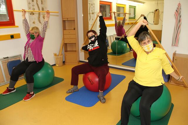 Claudia, Carrie und Andrea (v. l.) im Bewegungsraum: Körperliche Ertüchtigung hält fit und gesund und macht vor allem auch richtig Spaß. Der multifunktionale Bewegungsraum eignet sich auch für Yoga, Shiatsu, Ballsport, Boxen und Tanz. | Foto: Josef Fürbass