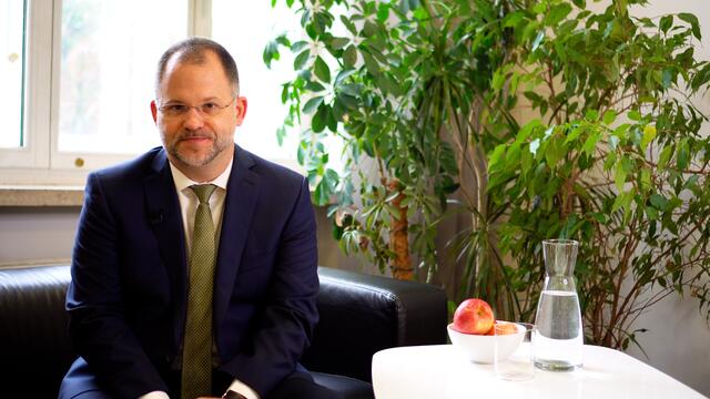 Seit 2017 ist Árpád Krämer Direktor des Gymnasiums am Augarten. Sein Ziel: "Ich will eine Schule schaffen, in die auch meine eigenen Kinder gerne gehen würden." | Foto: MalgorzataKnapik