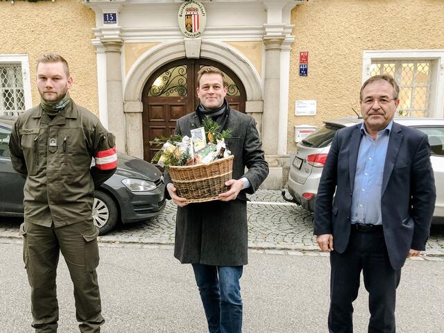 Landesrat Stefan Kaineder (Mitte) bedankte sich bei Bezirkshauptmann Rudolf Greiner und seinen Mitarbeitern für den großen Einsatz bei der Kontaktverfolgung.  | Foto: Die Grünen