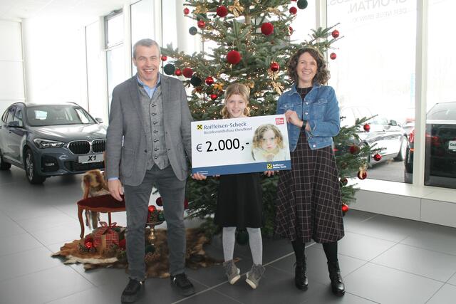Johann, Franziska und Daniela Kneidinger (v. l.) bei der Spendenübergabe. | Foto: Foto: Schütz