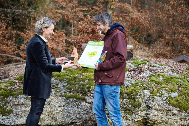 Die Obfrau von Bio- Austria Gerti Grabmann überreichte die Auszeichnung an Pedacola-Erfinder und Betreiber Peter Leitner.  | Foto: Roland Leitner