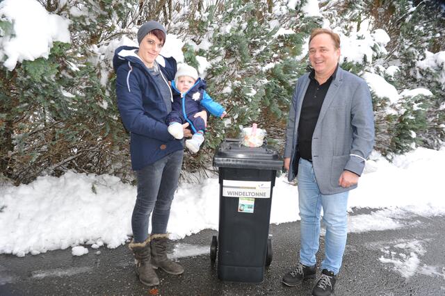 Iris Arbeiter mit Baby Lorenz Isidor und Bürgermeister Siegfried Ronacher von einer der Windeltonnen.