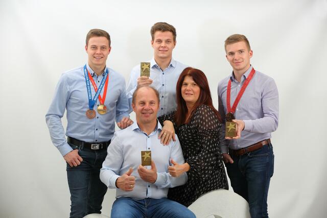 Gernot Prader setzt auf die Aus- und Weiterbildung seiner Mitarbeiter. Auch seine Söhne Matthias, Stefan und Michael wurden bereits mehrfach aufgrund ihrer Leistungen geehrt.  | Foto: Brigitte Polz