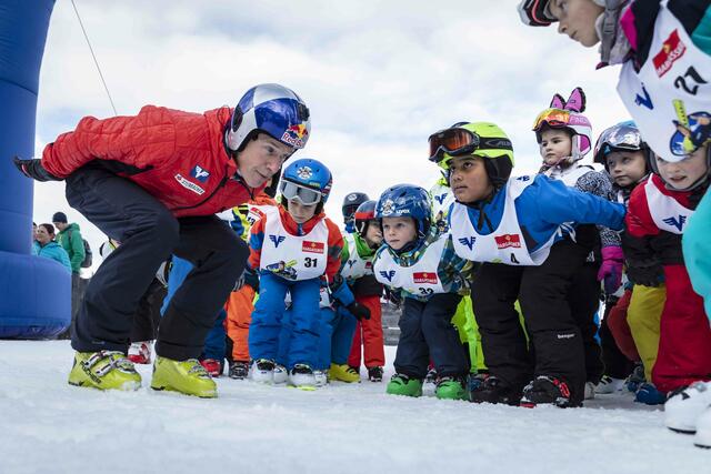 Gemeinsam mit Skisprung-Legende Andi Goldberger wird beim Goldi Talente Cup die Anfahrtshocke geübt.  | Foto: Alex Schwarz/Red Bull Content Pool
