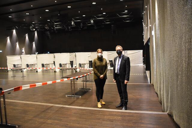 Birgit Berger (Leitung Testlokal Kultur Quartier) und Kufsteins Bürgermeister Martin Krumschnabel im Testlokal im Kultur Quartier.  | Foto: Barbara Fluckinger
