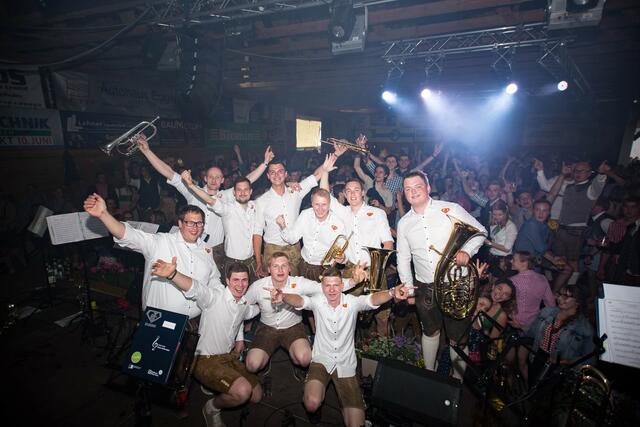 Die "Unbrassbaren" jubeln über den Sieg beim Landjugend-Bandwettbewerb.