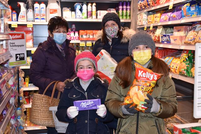 Die Kunden freuten sich über das neue Geschäft in ihrer Gemeinde. | Foto: Michael Strini