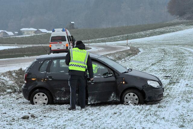 In Pischelsdorf kam eine Autolenkerin auf der Schneefahrbahn von der Straße ab.