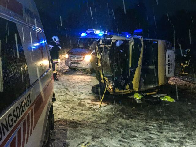 Der umgekippte Lieferwagen kam auf der Fahrerseite zu liegen und schloss den Lenker ein. | Foto: FF Neulengbach Stadt