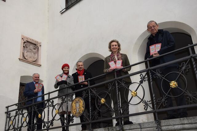 Im Bild v.l. Stadtrat Johann Tusch, die Fotografen Brigitte und Gerhard Watzek, Bürgermeisterin Dr. Eva Maria Posch und Hofrat Dr. Franz Caramelle. | Foto: Stadt Hall in Tirol