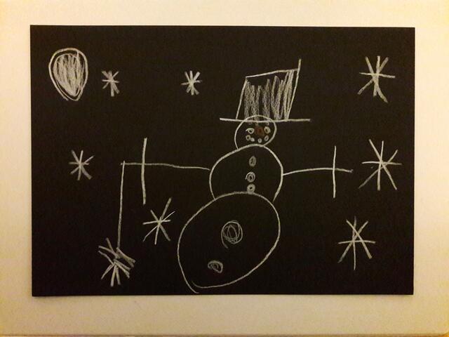 Die 4-jährige Lara freut sich über den ersten Schnee.