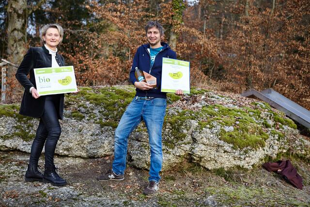 Die Obfrau von Bio- Austria Gerti Grabmann überreichte die Auszeichnung an Pedacola-Erfinder und Betreiber Peter Leitner.  | Foto: Roland Leitner
