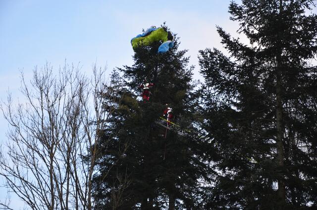 Der Bruchpilot hat dieses Missgeschick unverletzt überstanden.