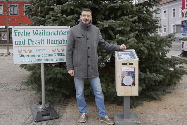 Bürgermeister Thomas Vasku vor dem Christkindl-Postkasten | Foto: MG Loosdorf