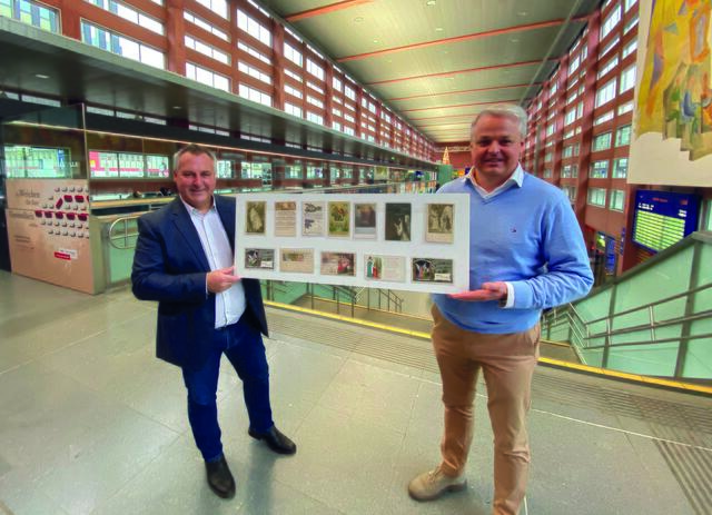 Hannes Deopito (OEBB) und Sammler Martin Reiter freuen sich über die Ausstellung in der Galerie am Hauptbahnhof Innsbruck: