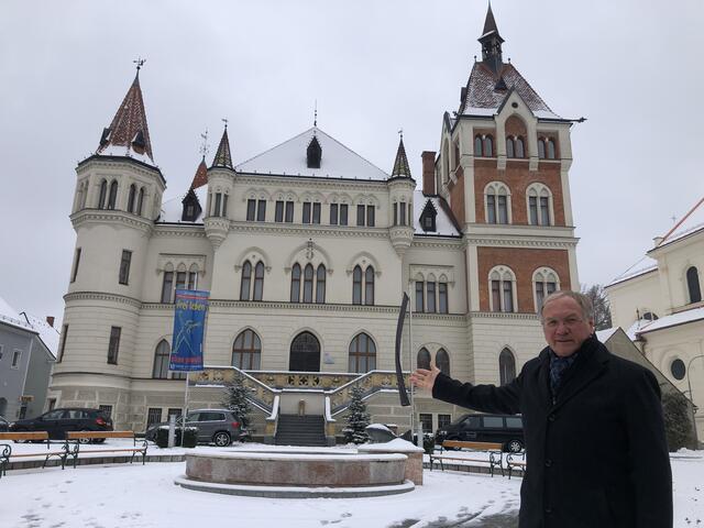 Bürgermeister Josef Ober und die 45 Mitarbeiter der Verwaltung wollen in die Villa Hold am Kirchenplatz einziehen.