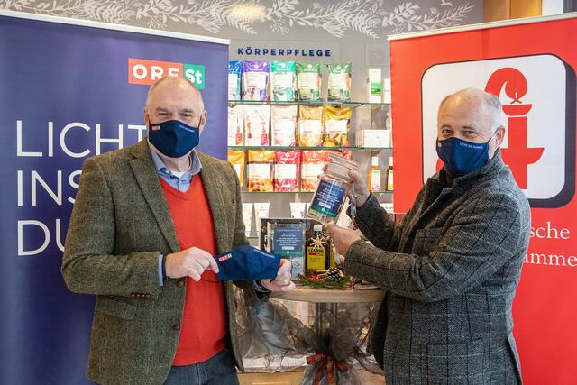 Für den guten Zweck: Gerhard Koch, Landesdirektor ORF Steiermark, und Gerhard Kobinger, Präsident der Landesgeschäftsstelle Steiermark der Österreichischen Apothekerkammer, präsentieren den neuen Mund-Nasen-Schutz. | Foto: ORF/Regine Schöttl