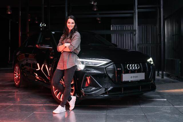 Anna Veith bleibt der Marke Audi treu und fährt ab sofort einen Audi e-tron Sportback.