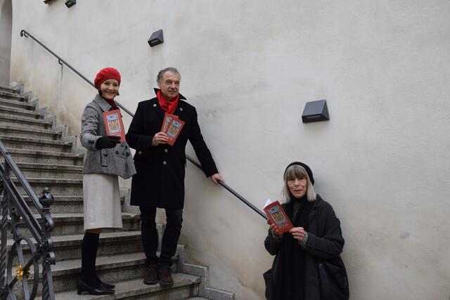Im Bild v.l. die Fotografen Brigitte und Gerhard Watzek und die Grafikerin Brigitte Mumelter. | Foto: Stadt Hall in Tirol