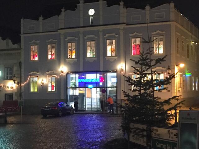 Schüler gestalteten die Adventfenster.