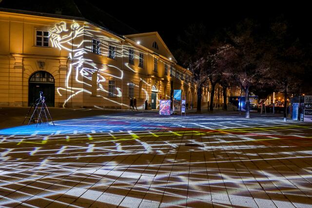 Insgesamt gibt es zehn Lichtinterventionsorte in ganz Wien. Damit soll auf Solidarität und Menschenrechte sensibilisiert werden. | Foto: Wiener Lichtblicke