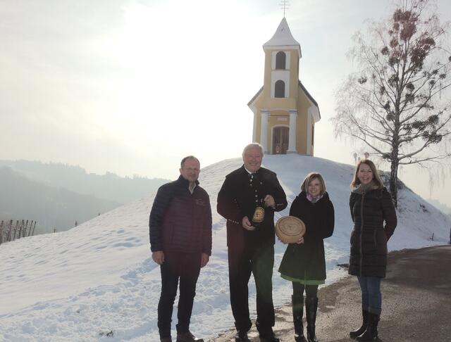 Stolz auf den Käse: Bgm. Erich Plasch, Käseaffineur Franz Möstl mit seiner Schwiegertochter Conny sowie Elfi Schmidt (Amtsleitung).  | Foto: B.Gady