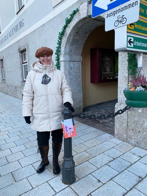 Monika Präsent, Vorsitzende der SPÖ-Frauen im Lungau, hat rund 100 Kärtchen gebastelt, die im Lungau an öffentlichen Plätzen angebracht wurden. Auf diesen wird über Anlaufstellen bei erlebter Gewalt informiert. "Betroffene sollten sich nicht scheuen, sich an die angeführten Stellen – etwa die Gewaltschutzzentrum-Außenstelle oder das Sozialzentrum Lungau, beides im Q4 in Tamsweg, zu wenden", betont Präsent.