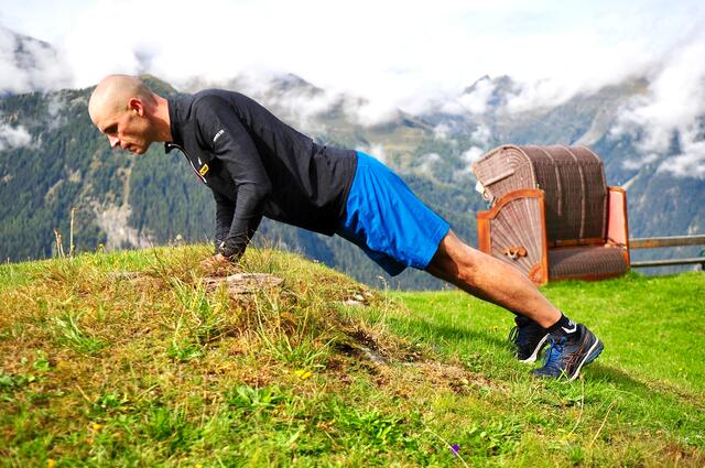 Fit in den Winter mit Gerald Kammerlander - Übung 13 – Diamond Pushups | Foto: Hassl