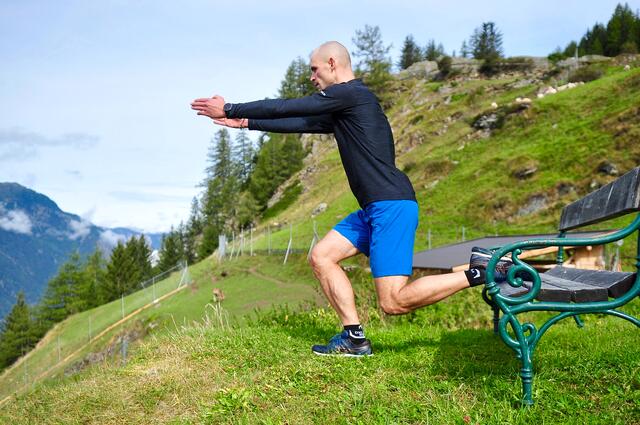 Fit in den Winter mit Gerald Kammerlander - Übung 14 – Einbeinige Kniebeuge: hinteres Bein erhöht | Foto: Hassl